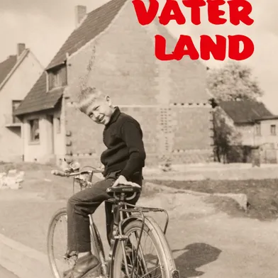 Ein Junge sitzt lächelnd auf einem Fahrrad vor einem Rohbau in einer Neubausiedlung. Das sepiafarbene Cover zeigt den Buchtitel „Vaterland – Roman einer Familie“ von Dieter Bongartz, erschienen im März Verlag.