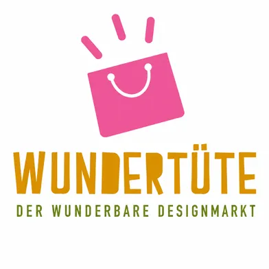 Quadratisches Logo auf weißem Hintergrund: Pinke Einkaufstasche mit Smiley-Henkel und drei Akzentstrahlen darüber. Darunter steht „WUNDERTÜTE“ in goldgelber Schrift sowie der Zusatz „DER WUNDERBARE DESIGNMARKT“ in grüner Typografie.