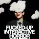 Bildbeschreibung sagte: Eine lachende Person im Anzug, ihr Gesicht teils von einer Wolke verdeckt. Umgeben von weiteren Wolken auf schwarzem Hintergrund. Großtext: „Fucked-up Interactive Horror Comedy“ – provokant und auffällig gestaltet.
