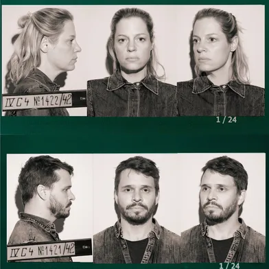 Zwei Personen werden in klassischen Polizei-Mugshots aus verschiedenen Perspektiven gezeigt. Beide tragen Jeansjacken und blicken ernst. Die Bilder wirken wie aus einer historischen Verbrecherkartei.