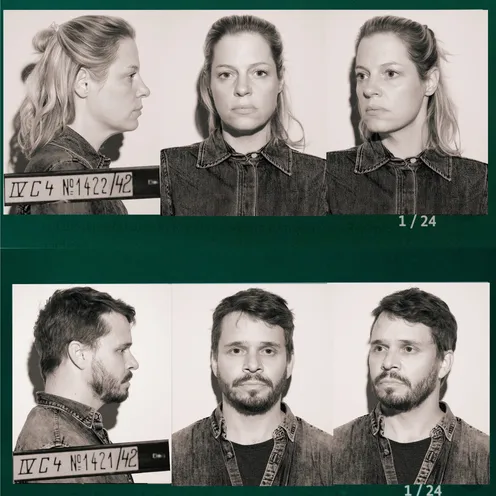 Zwei Personen werden in klassischen Polizei-Mugshots aus verschiedenen Perspektiven gezeigt. Beide tragen Jeansjacken und blicken ernst. Die Bilder wirken wie aus einer historischen Verbrecherkartei.