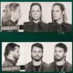 Zwei Personen werden in klassischen Polizei-Mugshots aus verschiedenen Perspektiven gezeigt. Beide tragen Jeansjacken und blicken ernst. Die Bilder wirken wie aus einer historischen Verbrecherkartei.