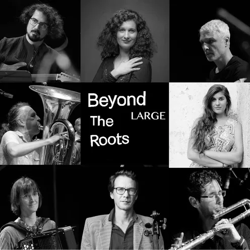 Collage aus 15 Schwarz-Weiß-Porträts internationaler Musiker*innen mit verschiedenen Instrumenten. In der Mitte steht der Text „Beyond The Roots LARGE“. Die Fotos vermitteln Konzentration, Ausdruck und Vielfalt musikalischer Stile.