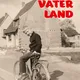 Ein Junge sitzt lächelnd auf einem Fahrrad vor einem Rohbau in einer Neubausiedlung. Das sepiafarbene Cover zeigt den Buchtitel „Vaterland – Roman einer Familie“ von Dieter Bongartz, erschienen im März Verlag.