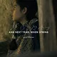 Ein nachdenklich blickendes Mädchen sitzt im Halbdunkel an einer Wand. Der Filmtitel „And Next Year, When Spring“ sowie weitere Filminformationen sind in Englisch und Persisch über dem Bild platziert.