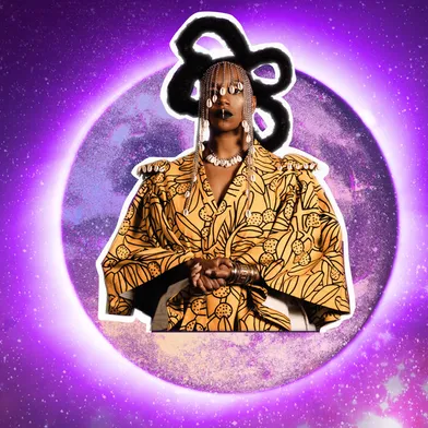 Person mit geflochtenen Haaren und Schmuck trägt ein gelb-braunes, gemustertes Outfit und steht vor einem violetten Hintergrund mit einem leuchtenden Kreis.