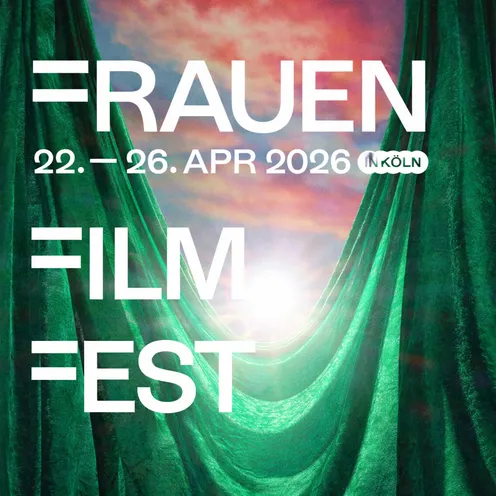 Ein Werbeplakat mit großen weißen Schriftzügen „FRAUEN FILM FEST“. Darunter steht „22.–26. APR 2026 in Köln“. Im Hintergrund öffnen sich schwere, grüne Samtvorhänge und geben den Blick auf einen farbigen Himmel in Rosa- und Blautönen frei. In der Mitte strahlt ein helles Licht.