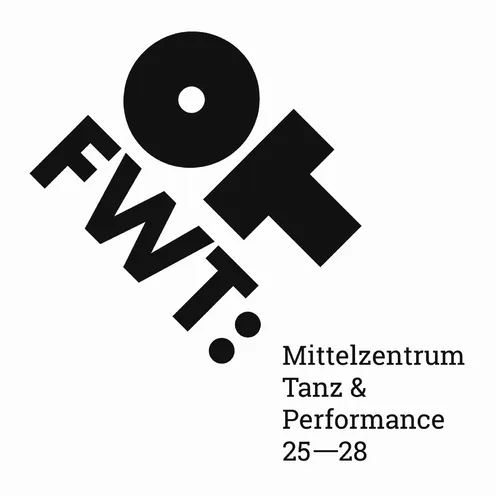 Schwarz-weißes grafisches Logo mit abstrakten Formen und Buchstaben, die „FWT“ andeuten. Darunter steht der Text „Mittelzentrum Tanz & Performance 25–28“. Keine Personen sichtbar, minimalistisches Design auf hellem Hintergrund.