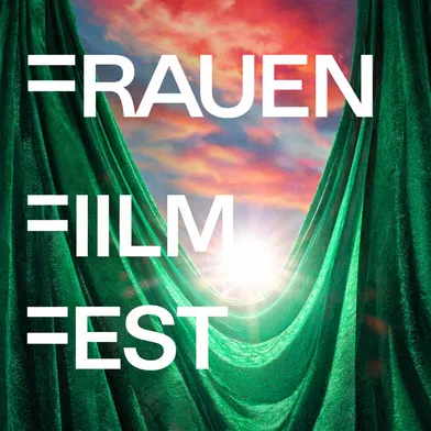 Ein Werbeplakat mit großen weißen Schriftzügen „FRAUEN FILM FEST“. Im Hintergrund öffnen sich schwere, grüne Samtvorhänge und geben den Blick auf einen farbigen Himmel in Rosa- und Blautönen frei. In der Mitte strahlt ein helles Licht.