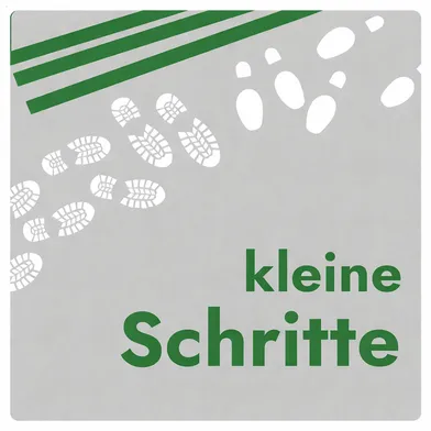 Grafische Illustration auf grauem Hintergrund mit grünen Linien und weißen Fußspuren. Große grüne Schrift lautet „kleine Schritte“. Es sind keine Personen zu sehen, daher sind weder Geschlechter noch Hautfarben vorhanden. Das Bild wirkt wie ein minimalistisches Plakat.