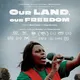 Ein Filmplakat zeigt eine Schwarze Frau mit dunkler Hautfarbe, die energisch in ein Mikrofon spricht und den Arm hebt. Sie trägt ein grünes Shirt mit roter Weste. Über ihr steht der Titel „Our Land, Our Freedom“. Der Hintergrund zeigt Himmel und Bäume.