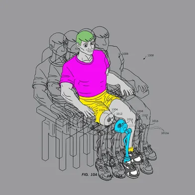 Ein hellhäutiger Mann sitzt auf einem Stuhl und trägt ein pinkes T-Shirt sowie gelbe Shorts. Seine Haare sind grün dargestellt. Mehrere überlagerte Positionen zeigen Bewegungsabläufe. Sein rechtes Bein wirkt technisch oder mechanisch hervorgehoben. Es handelt sich um eine Zeichnung.