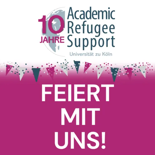 Grafik mit weißem Hintergrund und pinkem Farbverlauf unten. Text „10 Jahre Academic Refugee Support Universität zu Köln“. Darüber Weltkugel-Symbol. Bunte Wimpelkette und Konfetti. Großer Schriftzug „FEIERT MIT UNS!“ im unteren Bereich.