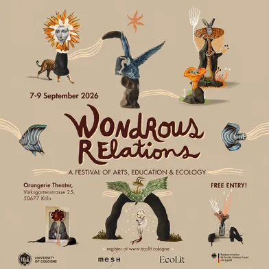 Surreales Festivalplakat auf beigefarbenem Hintergrund mit fantasievollen Mischwesen aus Tieren, Pflanzen und Menschen. Zentrale Schrift „Wondrous Relations“, dazu Naturmotive, Fische und organische Illustrationen. Informationen zu Ort, Datum und freiem Eintritt.