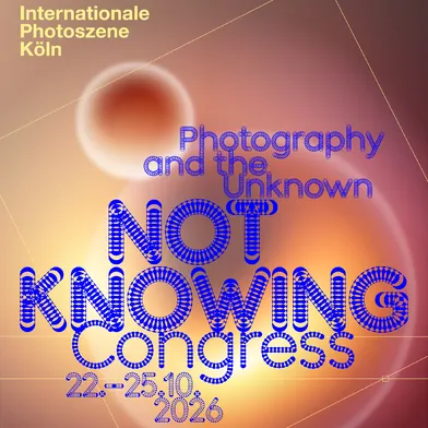 Abstraktes Veranstaltungsplakat mit warmem Farbverlauf in Orange-, Rosa- und Gelbtönen sowie leuchtenden Kreisformen. Große blaue Typografie: „Photography and the Unknown – Not Knowing Congress“. Oben links: „Internationale Photoszene Köln“. Termin: 22.–25.10.2026.